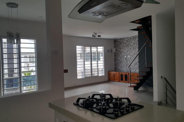 NUEVO PRÍNCIPE, SE VENDE HERMOSA CASA BIFAMILIAR DE TRES PISOS