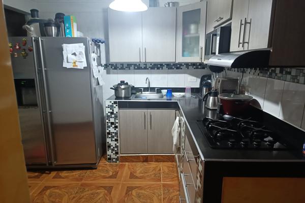 EL BOSQUE, SE VENDE CASA UNIFAMILIAR CON TERRAZA
