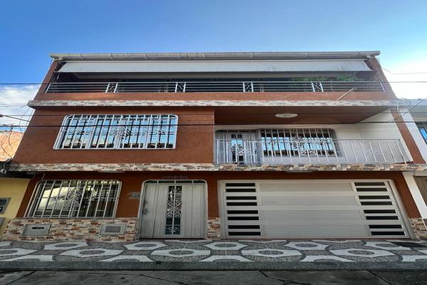 EL BOSQUE, SE VENDE CASA UNIFAMILIAR CON TERRAZA