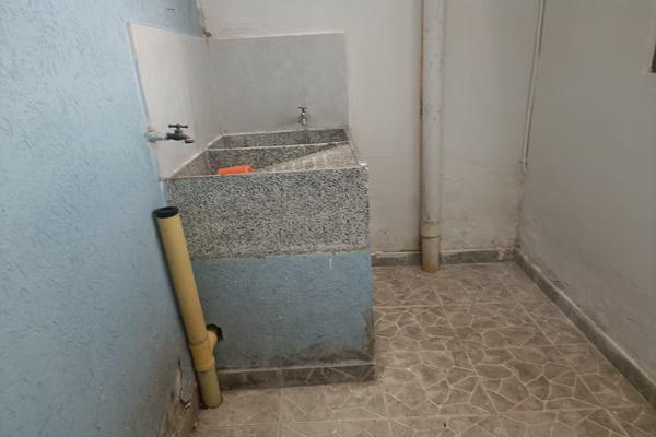 DOCE DE OCTUBRE, SE VENDE CASA BIFAMILIAR DE TRES PISOS