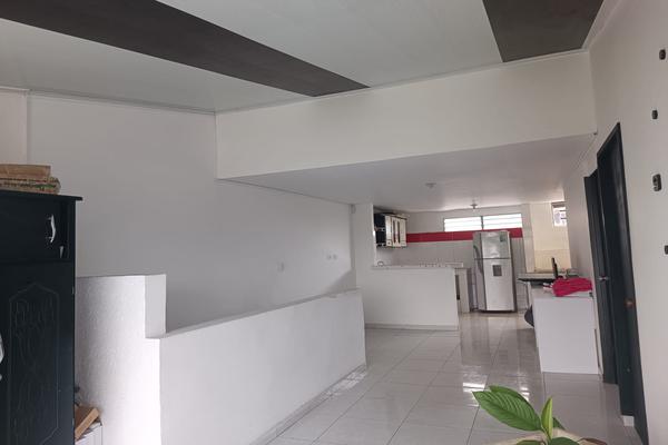 DOCE DE OCTUBRE, SE VENDE CASA BIFAMILIAR DE TRES PISOS