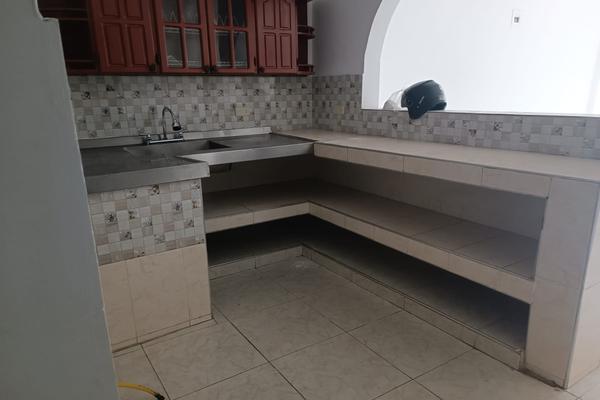 DOCE DE OCTUBRE, SE VENDE CASA BIFAMILIAR DE TRES PISOS