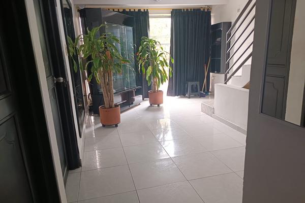 DOCE DE OCTUBRE, SE VENDE CASA BIFAMILIAR DE TRES PISOS