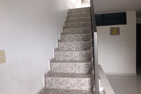 DOCE DE OCTUBRE, SE VENDE CASA BIFAMILIAR DE TRES PISOS