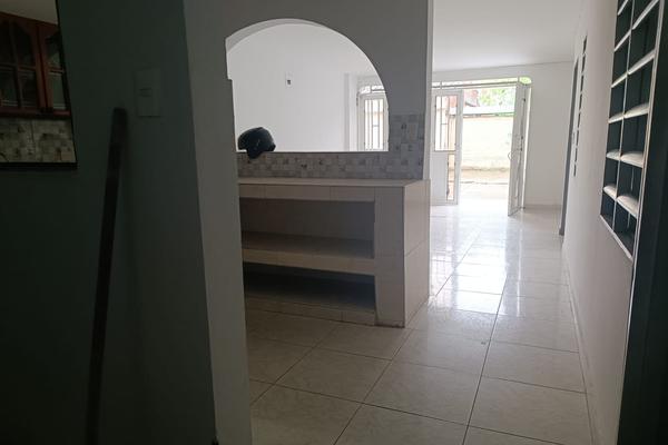 DOCE DE OCTUBRE, SE VENDE CASA BIFAMILIAR DE TRES PISOS