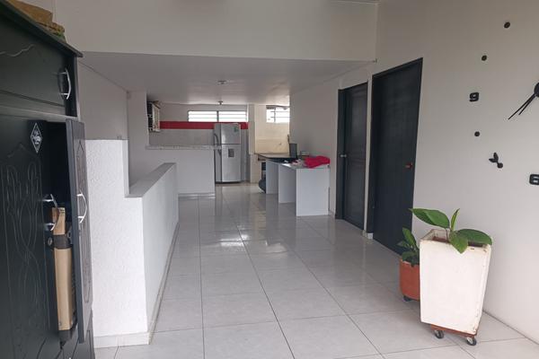 DOCE DE OCTUBRE, SE VENDE CASA BIFAMILIAR DE TRES PISOS