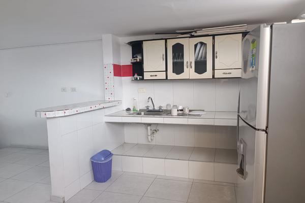 DOCE DE OCTUBRE, SE VENDE CASA BIFAMILIAR DE TRES PISOS
