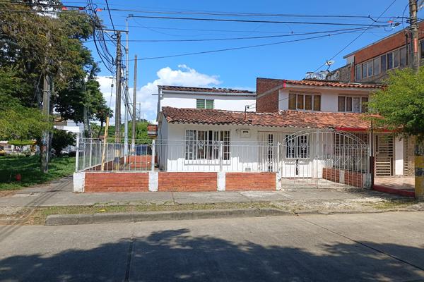 SE VENDE CASA ESQUINERA GRANDE EN EL BARRIO LA ESPERANZA