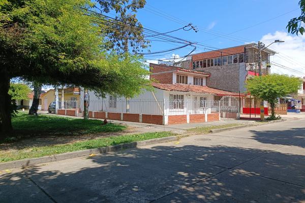 SE VENDE CASA ESQUINERA GRANDE EN EL BARRIO LA ESPERANZA